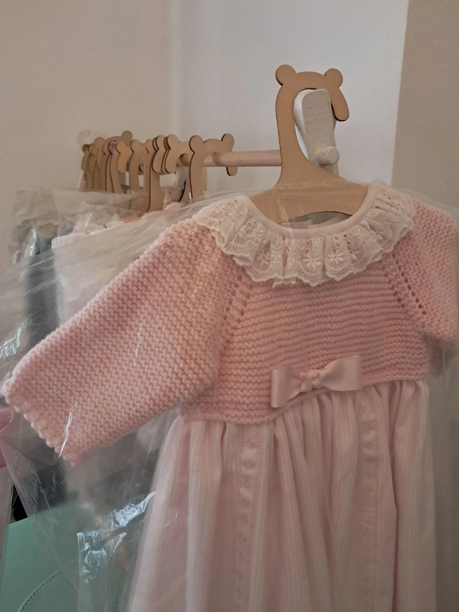 Faldón bebé, con gorrito y patucos 